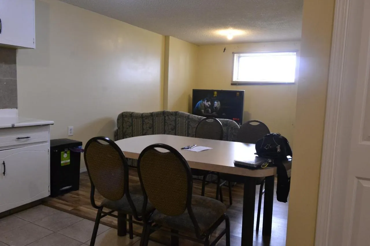 Pensionat Private Bedroom In Basement Suite - Fonda YYC