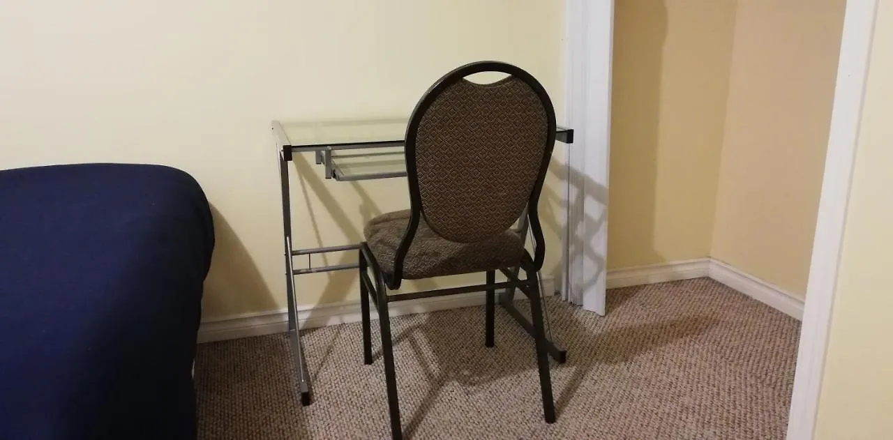 Private Bedroom In Basement Suite - Fonda YYC Pensionat