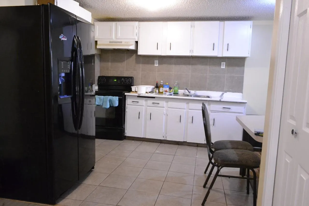 Pensionat Private Bedroom In Basement Suite - Fonda YYC Kanada