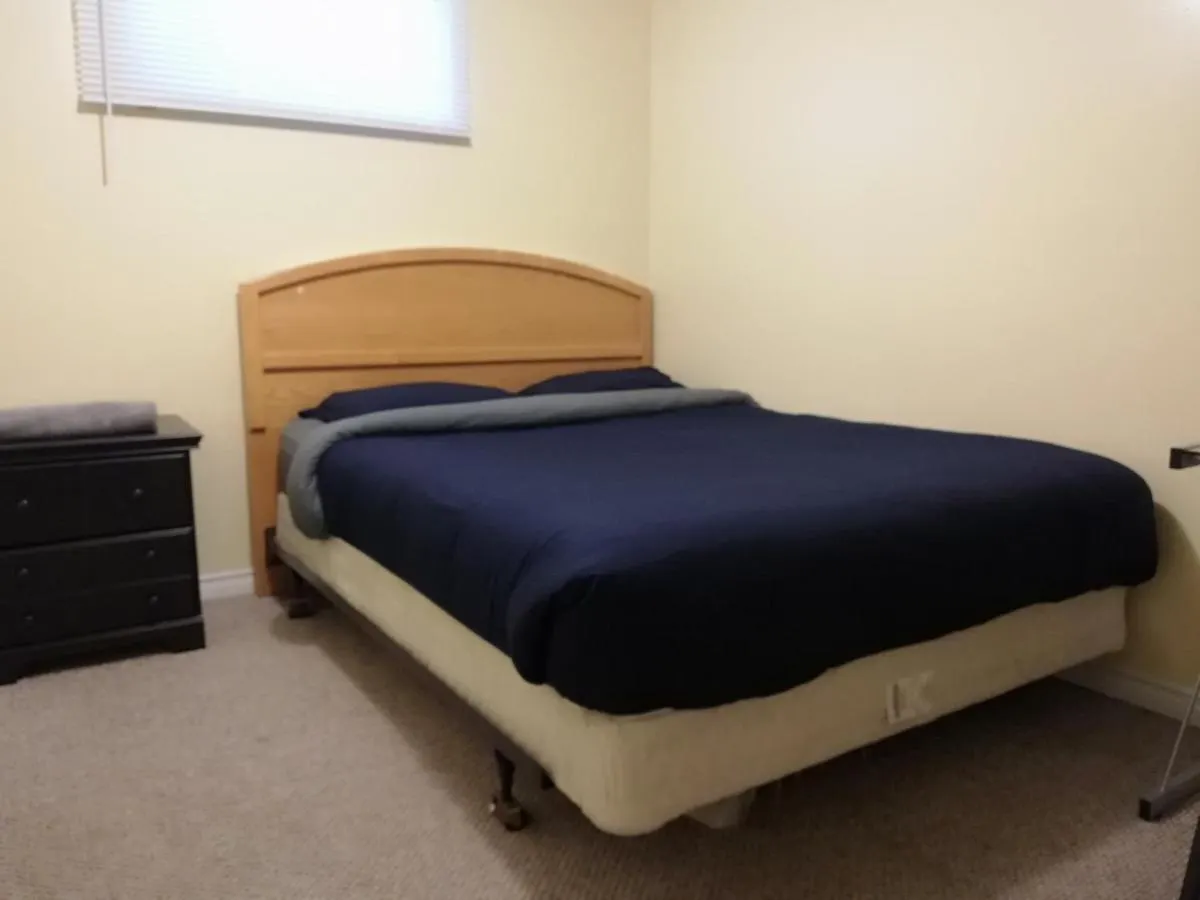 Private Bedroom In Basement Suite - Fonda YYC 0*,  Kanada